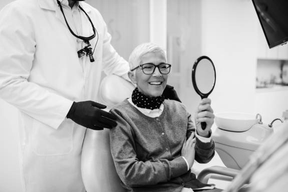 Zahnarzt behandelt Patientin
