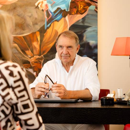 Thomas Marc Schulte spricht mit Patientin