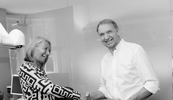 Thomas Marc Schulte spricht mit Patientin