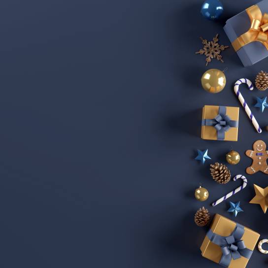 Weihnachtliche Utensilien auf blauem Hintergrund